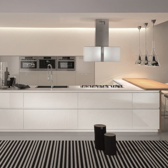 п-образная кухня Aster Modern Atelier- белые фасады, барная стойка из натурального дерева