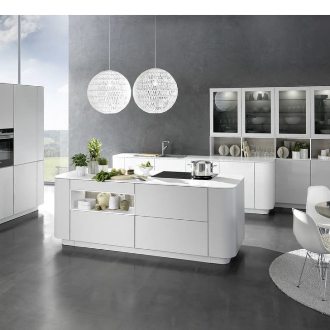 Кухня Rational Modern белая, с закругленными фасадами и островом