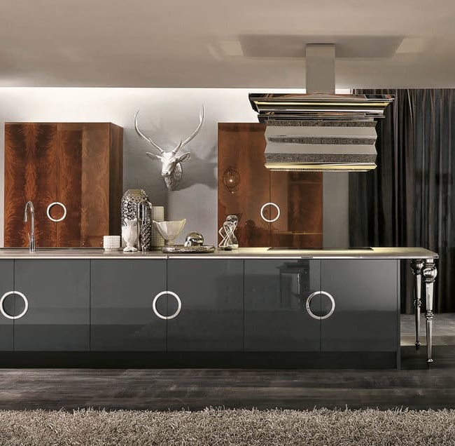 кухня ASTER LUXURY GRAM - столешница на резных ножках, необычные ручки на шкафах
