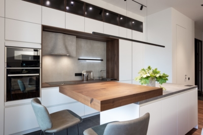 Кухня Scavolini Carattere с мойкой под окном и высокой столешницей