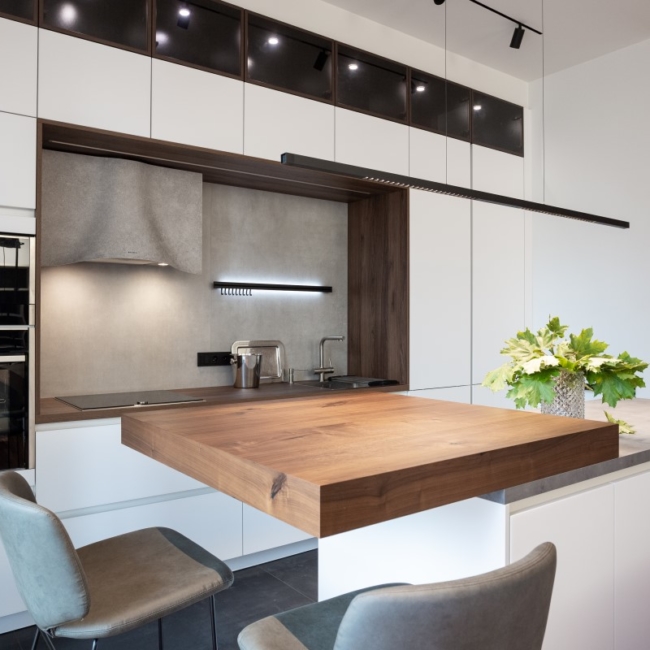 Кухня Scavolini Carattere с мойкой под окном и высокой столешницей